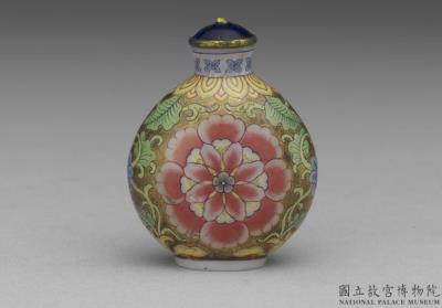 图片[2]-Glass-body painted enamel snuff bottle with winding passionflower branches on a gold background, Qing dynasty, Qianlong reign (1736-1795)-China Archive